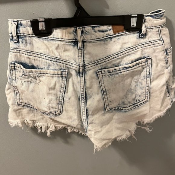 White washed distressed jean shorts - Picture 3 of 4